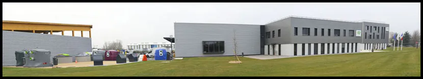 Atelier de production industriel à Lyon : photographie mettant en valeur les machines et processus techniques