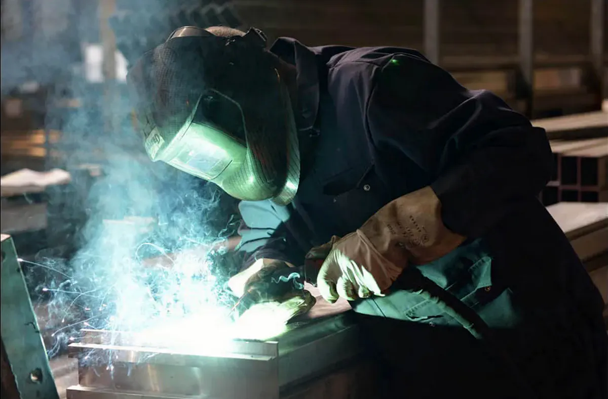 Soudeur industriel en action à Lyon : reportage photo mettant en valeur les métiers techniques et compétences