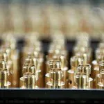 Ouvrier sur chaîne de production à Lyon : reportage photo des opérations industrielles et des équipes