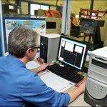 Site de production industrielle en Rhône-Alpes : reportage photo des infrastructures et des processus techniques