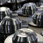 Photomontage professionnel à Lyon : accessoires industriels sur mannequin invisible pour mise en valeur technique