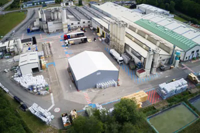 Vue aérienne par drone d'un site de production industrielle à Lyon