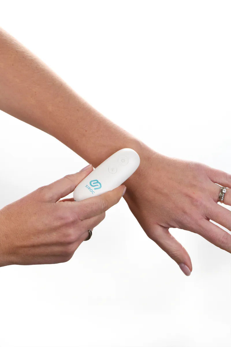 Utilisation de l'appareil apaisant piqûre d'insecte – photo mise en situation – photographie produit e-commerce Amazon