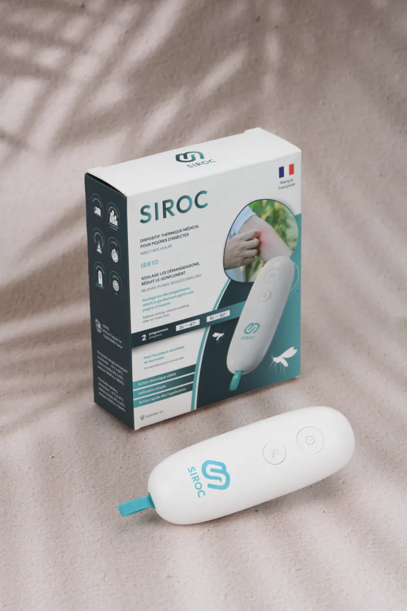 Boîte de l'appareil apaisant piqûre d'insecte avec ombre de palmier – ambiance estivale lifestyle Amazon