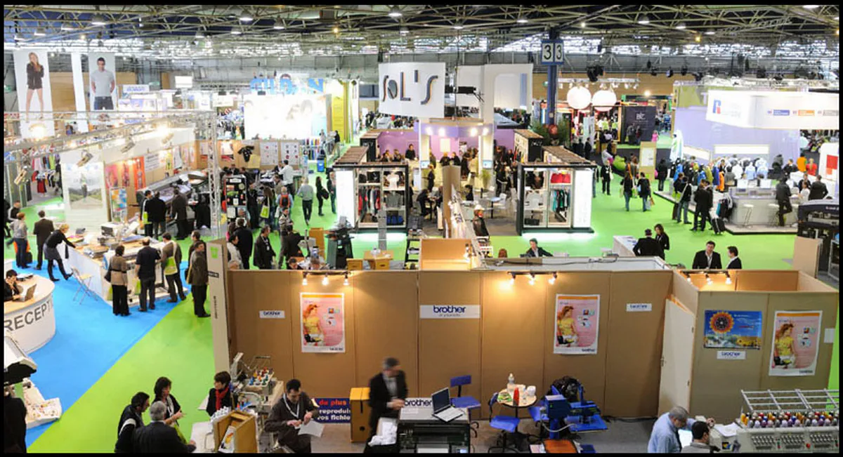 Vue d ensemble d un stand lors d un salon professionnel avec reportage photo a Lyon