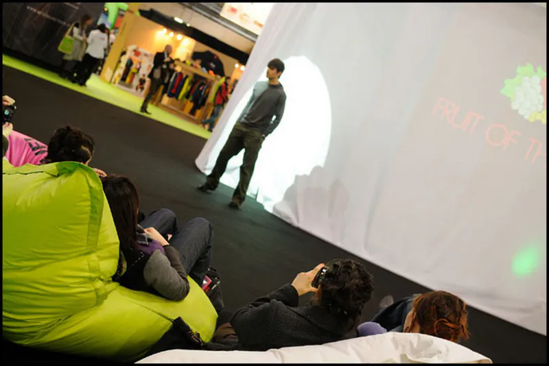Reportage photo sur salon professionnel montrant les echanges entre exposants et visiteurs