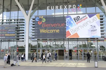 Entrée de Eurexpo Lyon avec visiteurs lors du salon FIP Solution Plastique et 3D Print