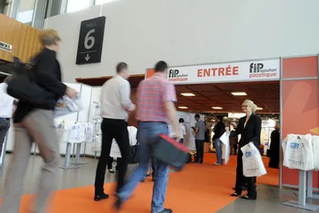 Visiteurs entrant sur le salon FIP Solution Plastique à Eurexpo Lyon