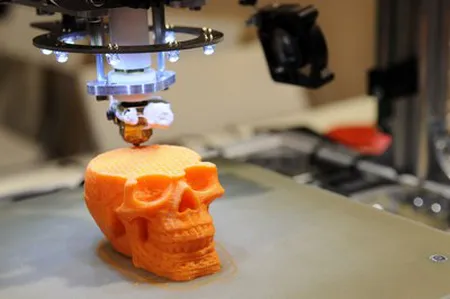 Imprimante 3D industrielle en fonctionnement sur le salon 3D Print à Lyon Eurexpo