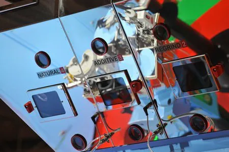 Machine-outil présentée sur un stand industriel au salon FIP Solution Plastique à Lyon