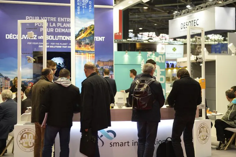 Echanges professionnels entre l equipe Diehl Metering et les visiteurs au salon Pollutec