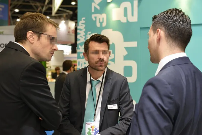 Ambiance du stand Diehl Metering avec visiteurs au salon Pollutec