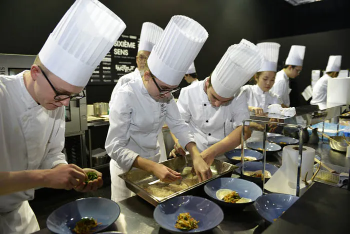 Groupe de cuisiniers professionnels en action lors d un concours culinaire au Salon Sirha Lyon Eurexpo