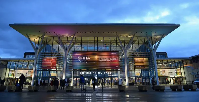 Façade d'Eurexpo Lyon lors du salon Sirha – Vue extérieure du centre d'expositions avec affluence de visiteurs
