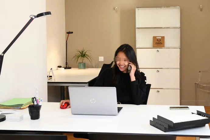 Portrait professionnel corporate d'une collaboratrice Viabilis realise sur son lieu de travail a Lyon