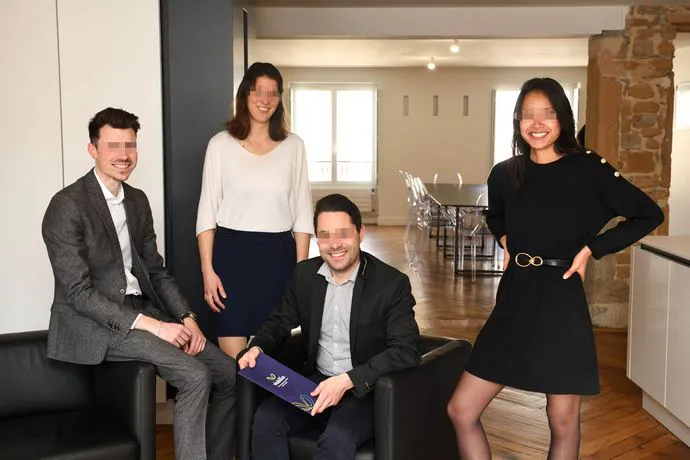 Photo de groupe professionnelle de l'equipe Viabilis lors d un reportage photo entreprise a Lyon