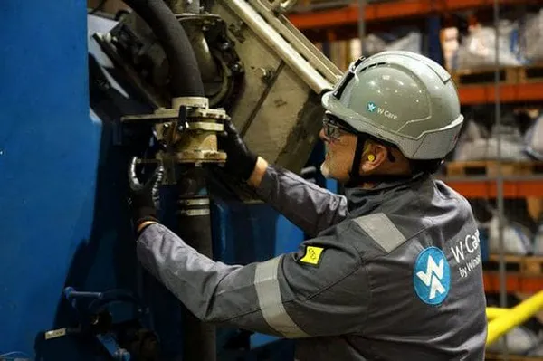 Détail des équipements industriels chez Winoa : photographie professionnelle des machines et processus de fabrication