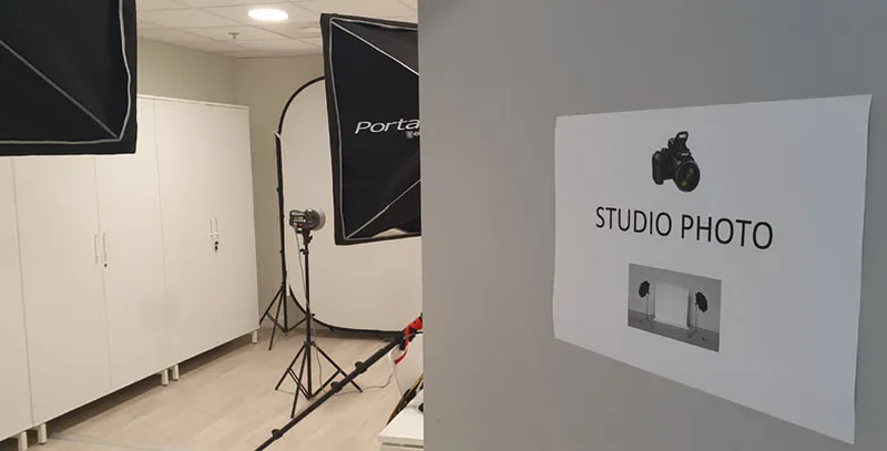 Studio photo mobile installé dans une salle de réunion d'une entreprise à Lyon pour portraits corporate