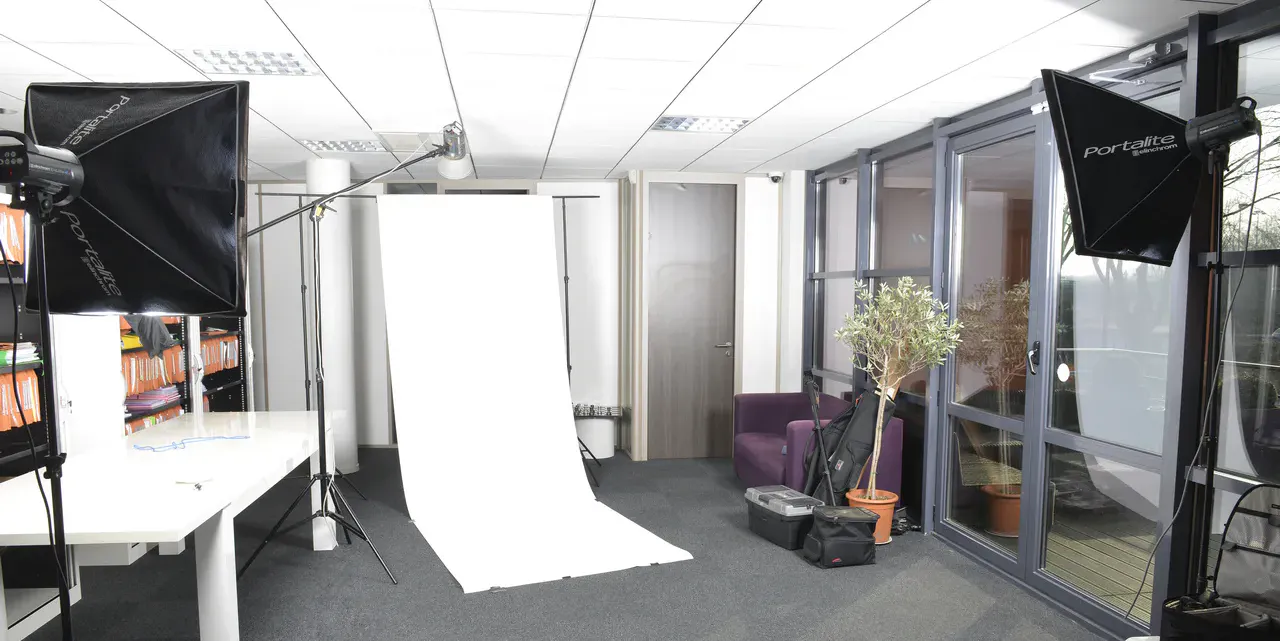 Studio photo mobile professionnel pour portraits et trombinoscope d entreprise a Lyon realises sur site