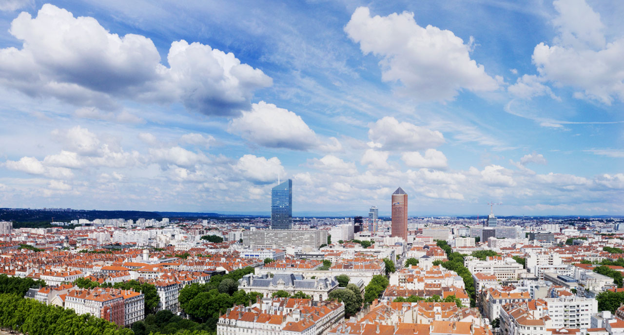 photographie aerienne  panoramique de Lyon avec ciel bleu et nuages credit photo de philippe thery