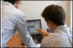 equipe en travail sur poste informatique, reportage photo corporate Lyon