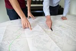 travail sur plans techniques, reportage photo entreprise Lyon