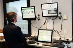 poste informatique multi ecrans, reportage photo corporate a Lyon