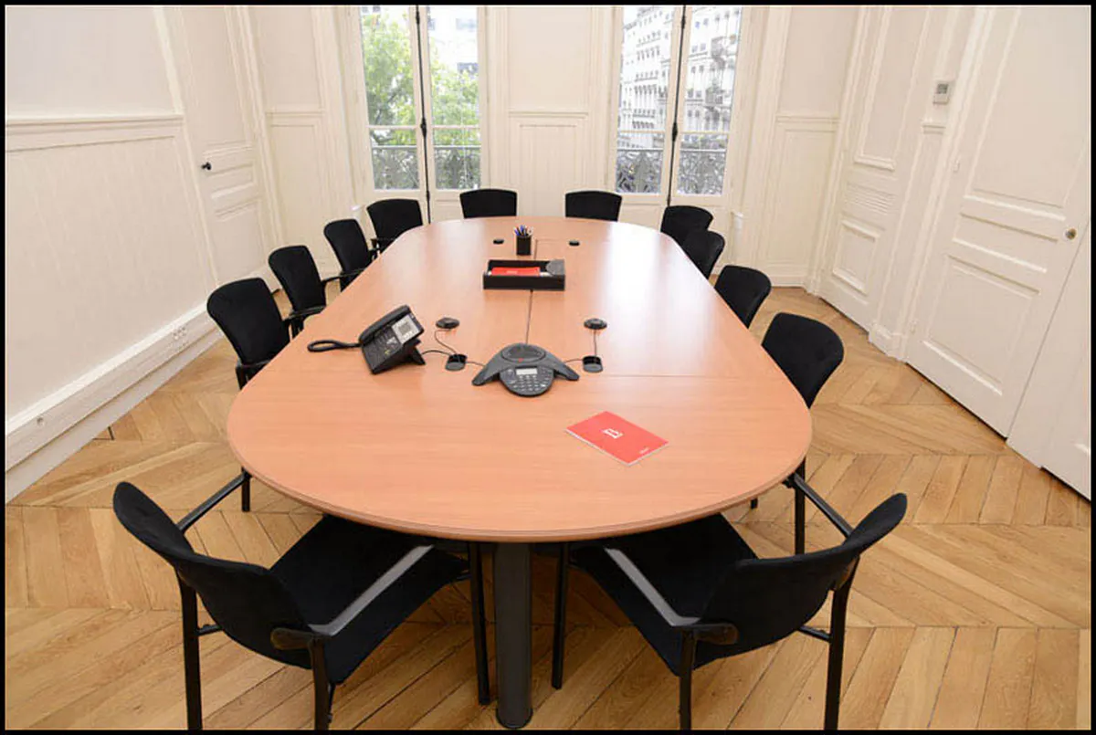 Grande salle de réunion avec boiseries et parquet en chevrons, cadre professionnel et institutionnel