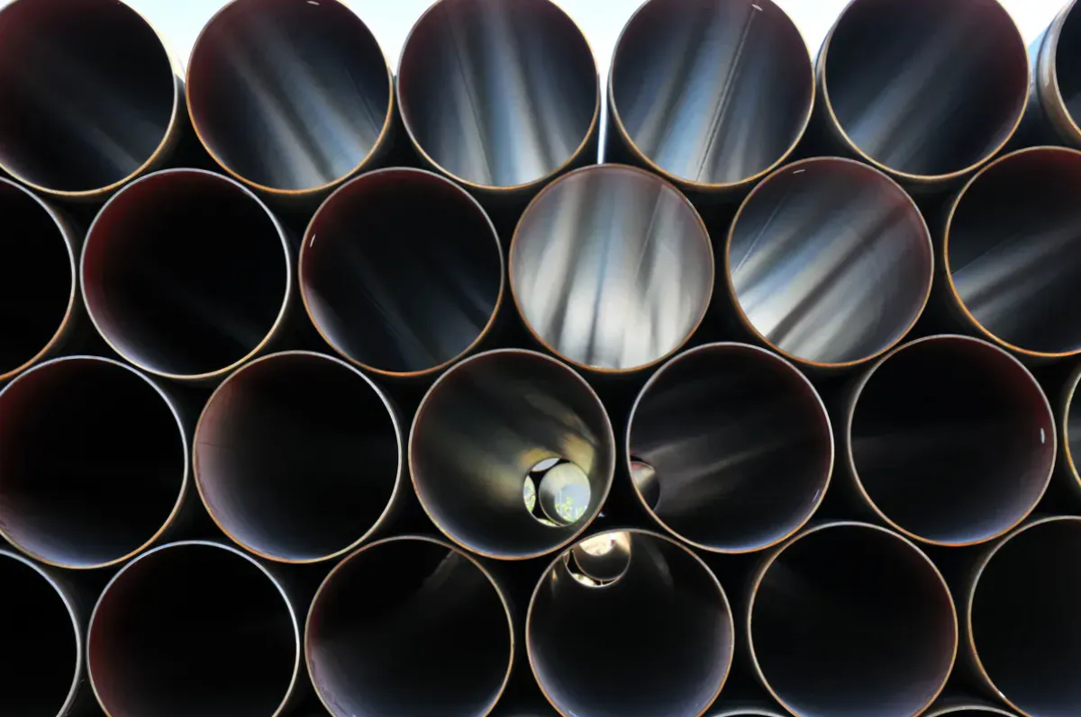 Conduites acier DN600 GRTgaz stockées avant pose – revêtement intérieur anti-corrosion, chantier gazoduc Mâconnais