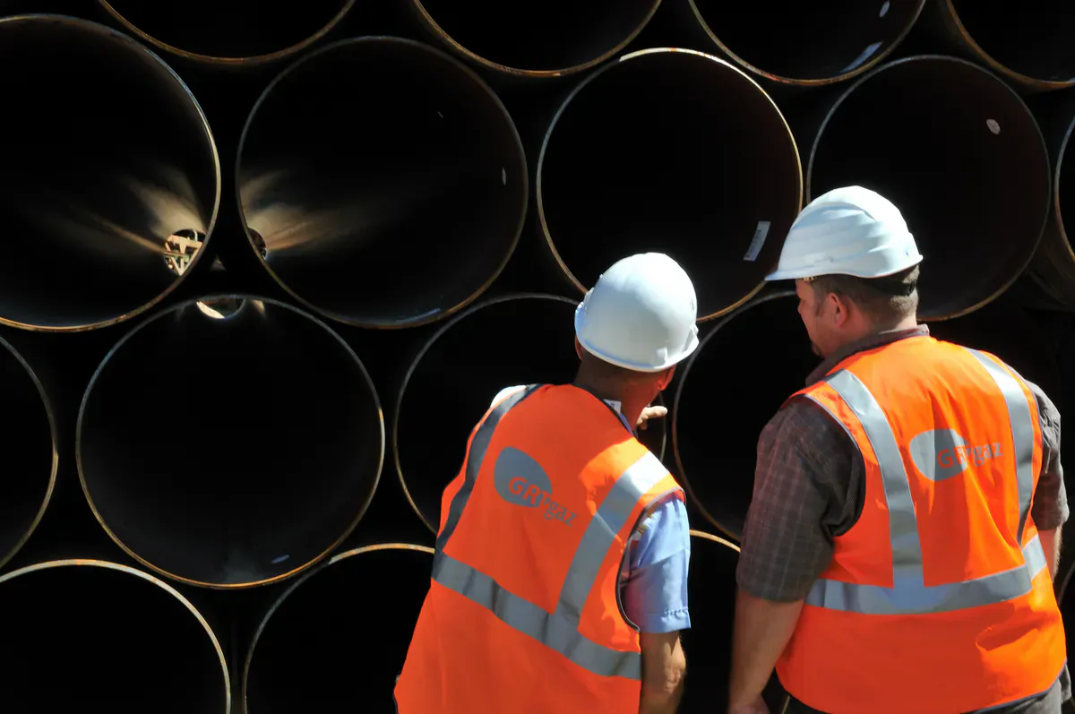 Techniciens GRTgaz inspectant des conduites acier – chantier Mâconnais