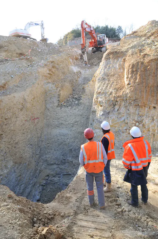 Inspection d'une tranchée d'enfouissement du gazoduc GRTgaz – responsables de chantier en EPI, Mâconnais Saône-et-Loire