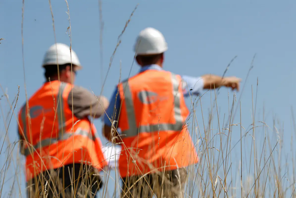 Responsables GRTgaz en EPI inspectant le tracé du gazoduc – traversée du Mâconnais Saône-et-Loire