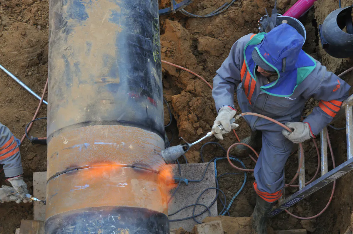 Soudeur en tranchée réalisant un soudage bout à bout sur conduite gaz acier DN600 – chantier GRTgaz Mâconnais