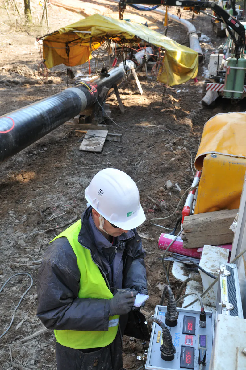 Technicien GRTgaz contrôlant la qualité d'une soudure sur conduite gaz – chantier traversée du Mâconnais