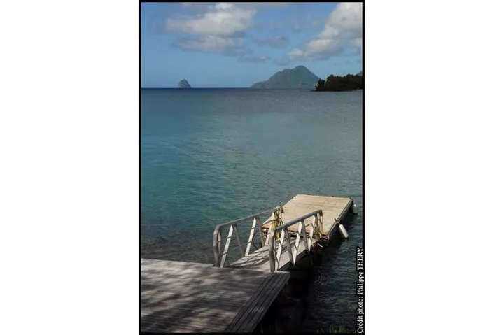 Vue sur un ponton, la mer des Caraïbes et le rocher du Diamant, Martinique