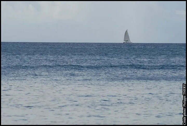 Mer des Caraïbes et voilier, Martinique