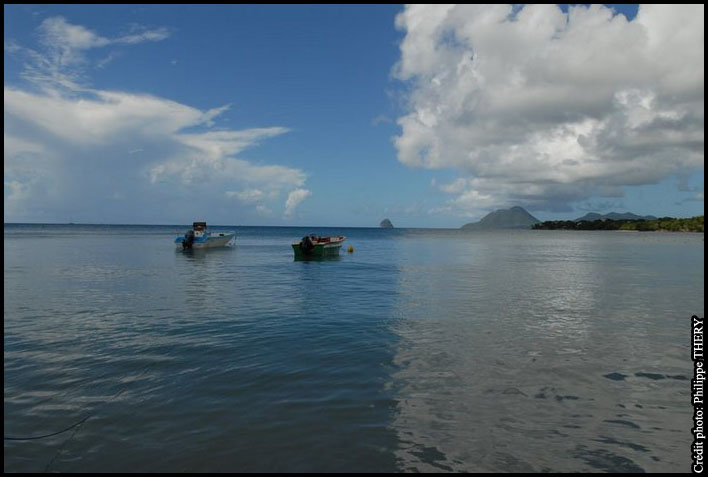 mer et bateau ancre mer des caraibes la Martinique