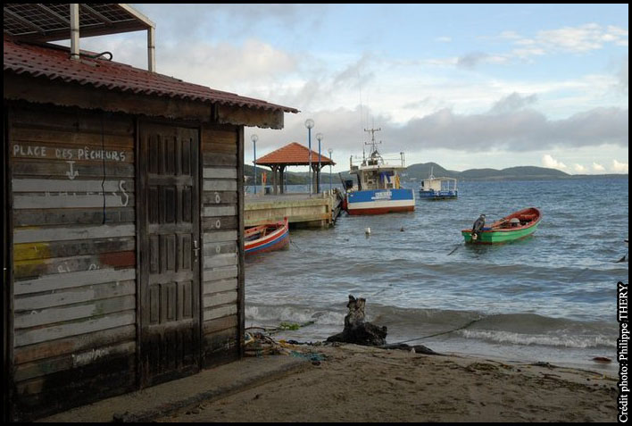 mer des caraibes barques et maison de pecheur Martinique