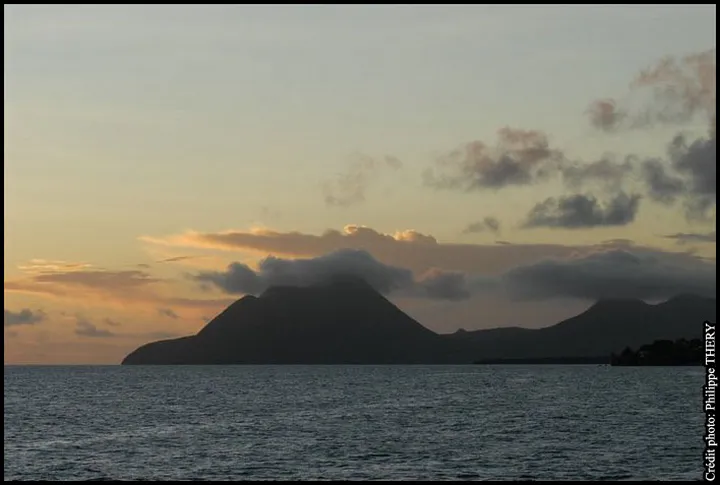 Crépuscule sur les montagnes de Martinique et la mer des Caraïbes