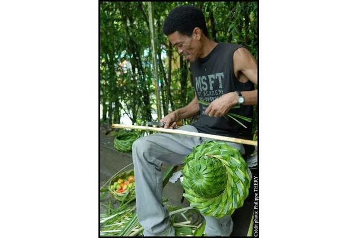 Artisan tissant un chapeau en feuilles de cocotier ou de palmier, la Martinique