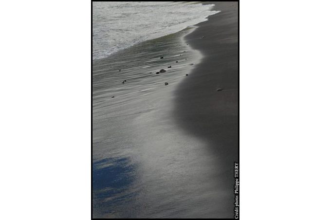 detail plage de sable noir Martinique