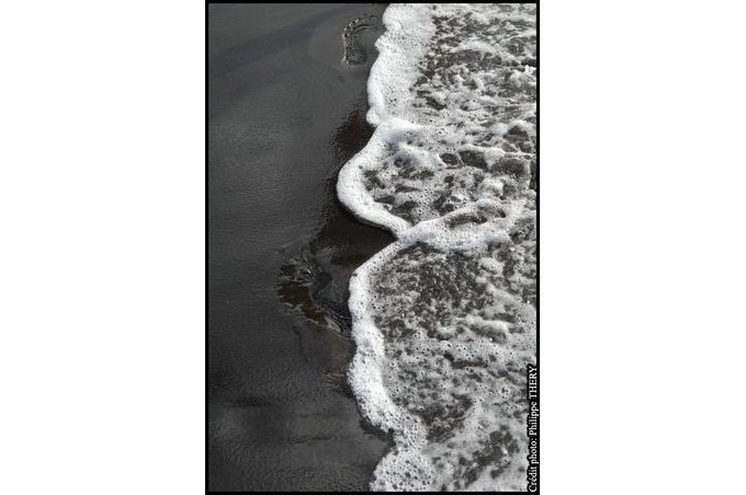 detail vague sur plage de sable noir Martinique