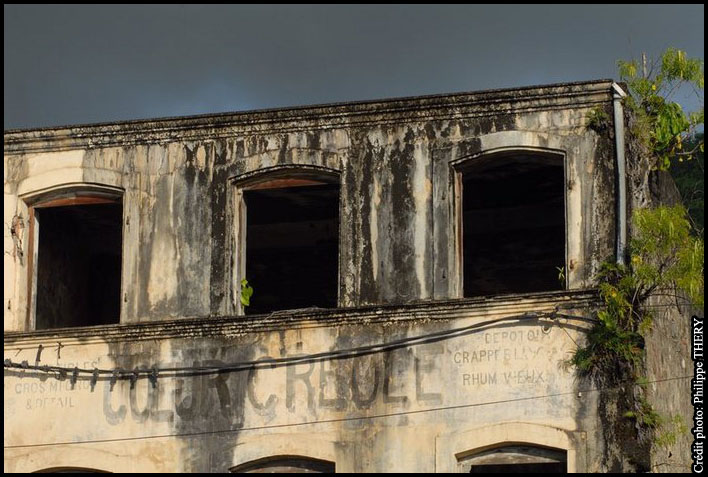 facade maison style colonial caraibes abandonnee Martinique 