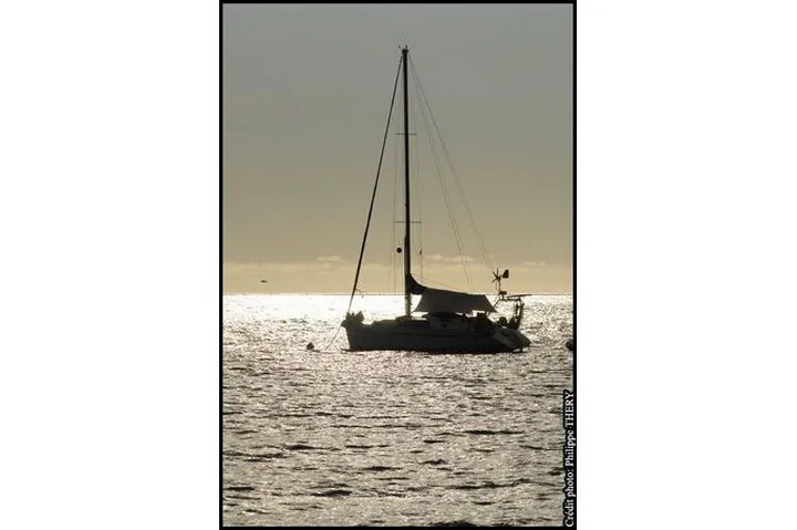 Coucher de soleil sur la mer des Caraïbes, voilier en ombre chinoise, la Martinique