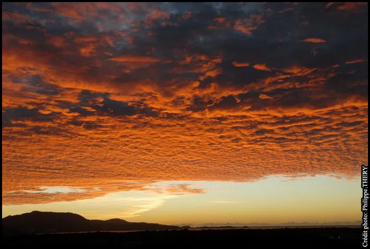 Coucher de soleil en Martinique, nuages rouges tel un incendie