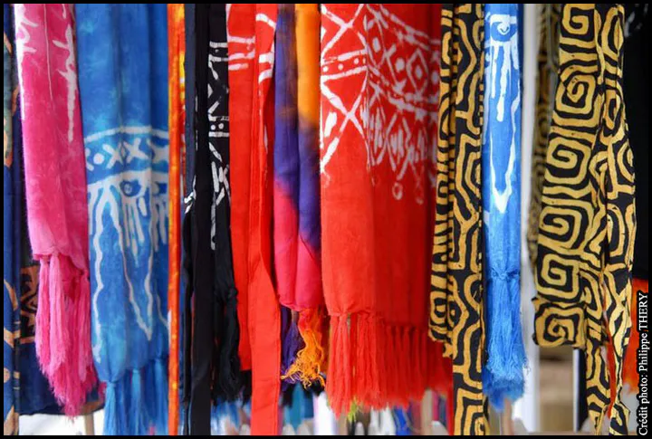 Détail de tissus chez un marchand, boutique typique de Martinique