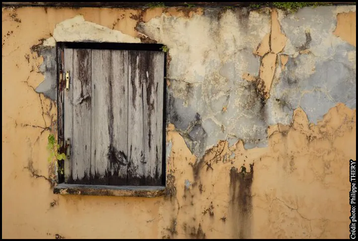 Volet en bois et façade dégradée d'une vieille maison, la Martinique