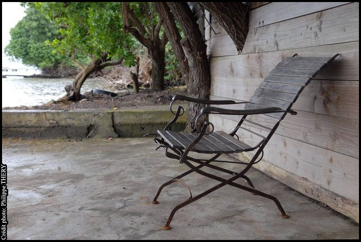 chaise en bois et fer forg� en terrasse au bord de la mer des caraibes la Martinique