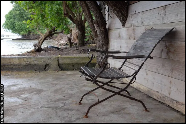 Chaise en bois et fer forgé en terrasse au bord de la mer des Caraïbes, la Martinique