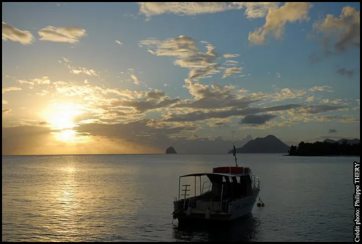 Coucher de soleil sur la mer des Caraïbes et bateau, le Diamant, la Martinique